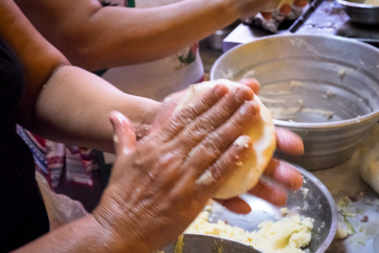 making pupusa suchitoto