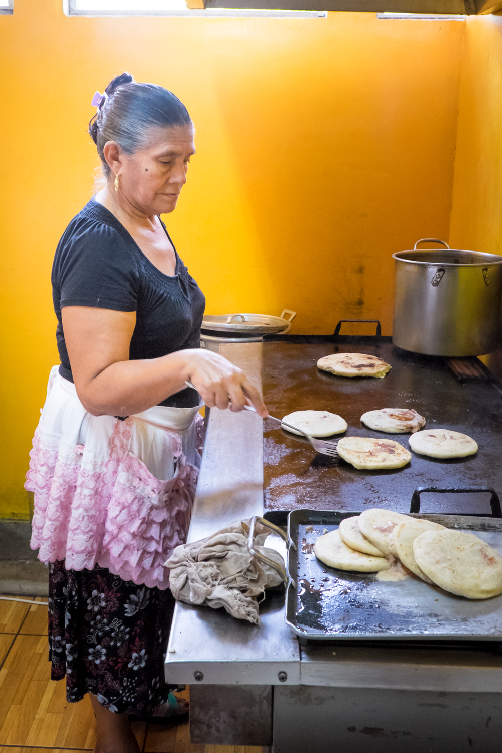 making pupusa suchitoto