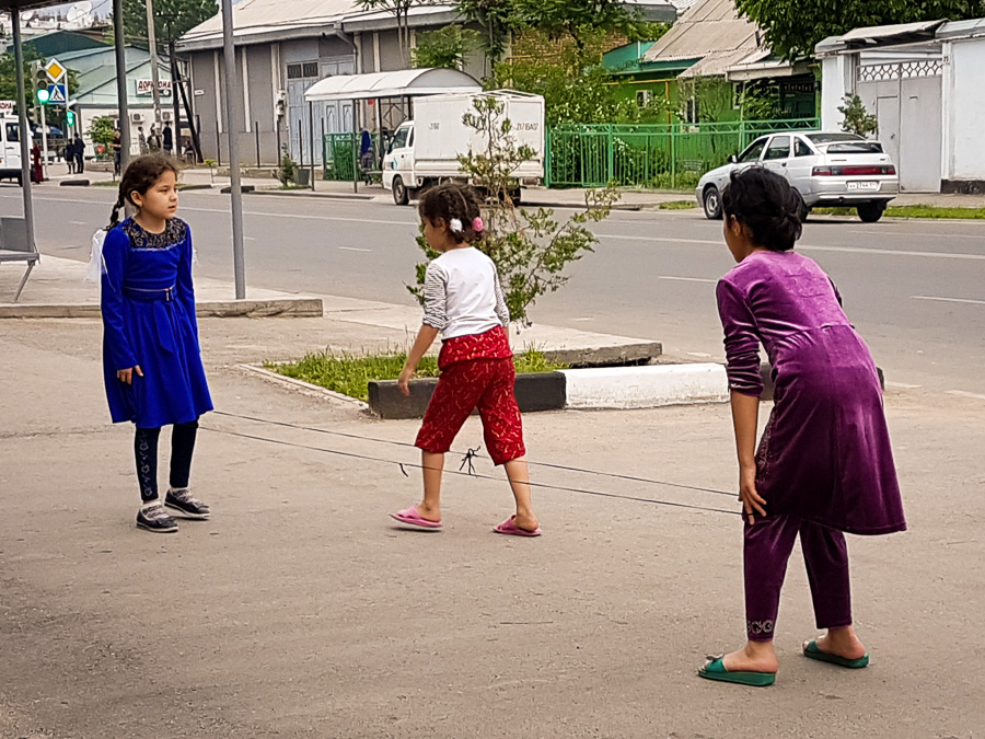 Girls playing elastics - Dushanbe - Tajikistan