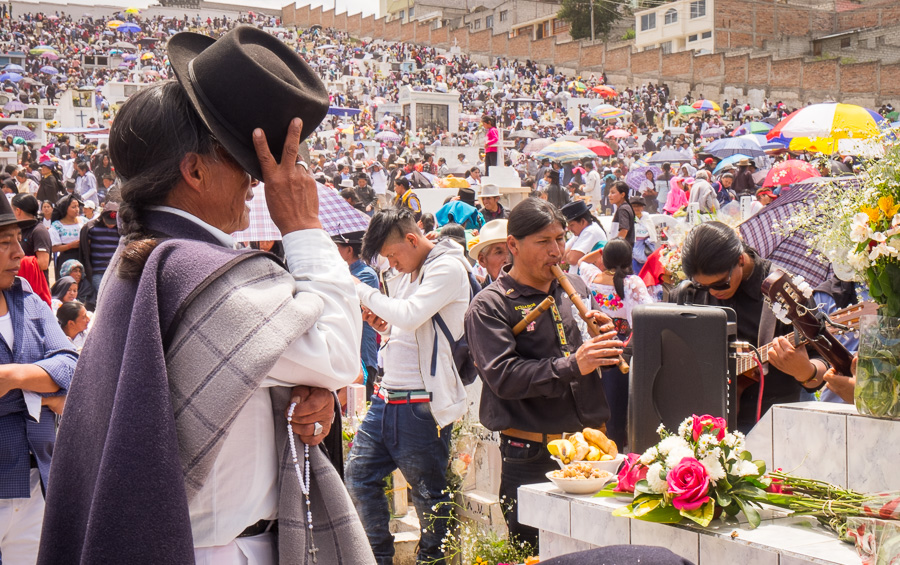 Praying and music - Día de los difuntos - Otavalo - Ecuador
