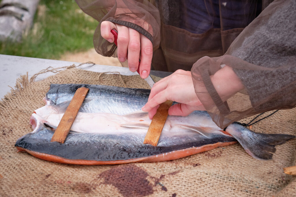 Pinning the fillet before smoking fish - Sassannguit - Greenland
