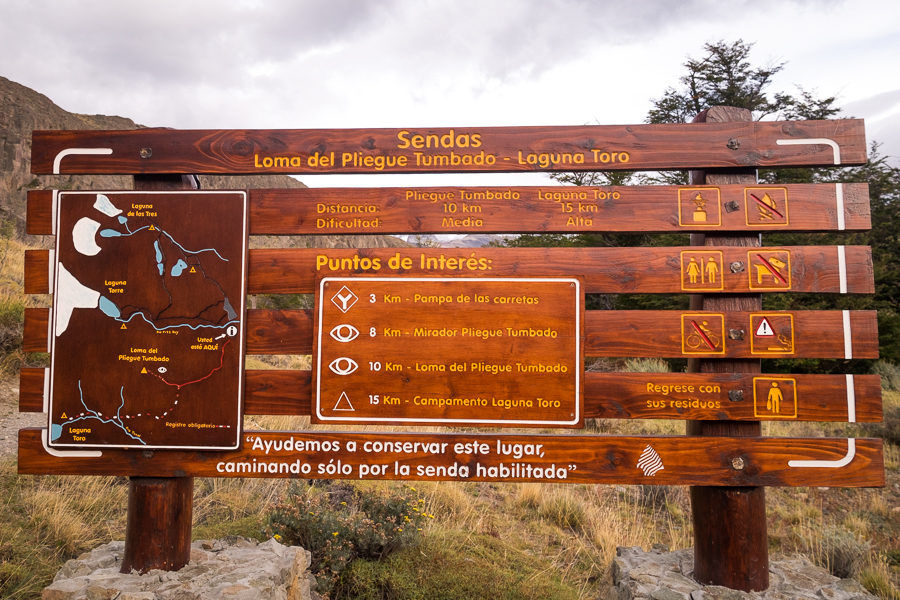 Sign for the trail to the Lomo del Pliegue Tumbado - El Chaltén - Argentina