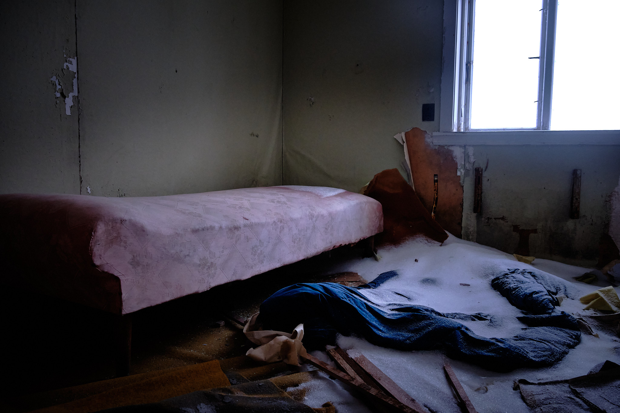 Bedroom in Seamens Home - Nordafar Abandoned fish factory near Nuuk